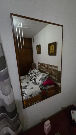 Muebles de dormitorio: cómoda, 2 mesillas y espejo