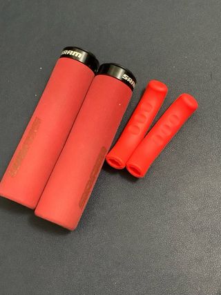 Puños SRAM y Cubremanetas Rojos