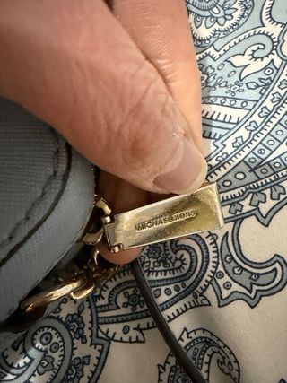 Bolso Michael Kors Azul. Correa dorada