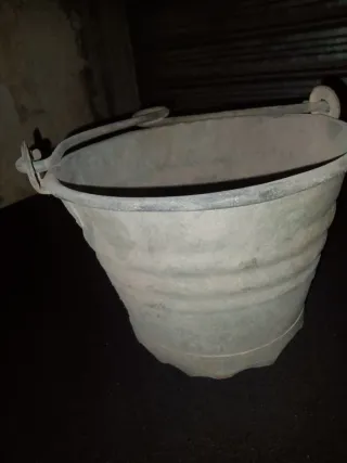 Secchiello antico in ferro per pozzo