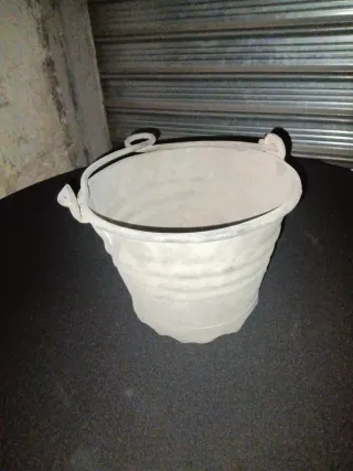 Secchiello antico in ferro per pozzo