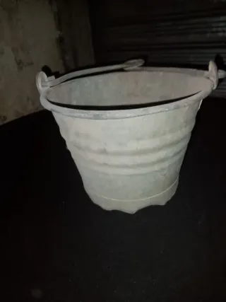 Secchiello antico in ferro per pozzo