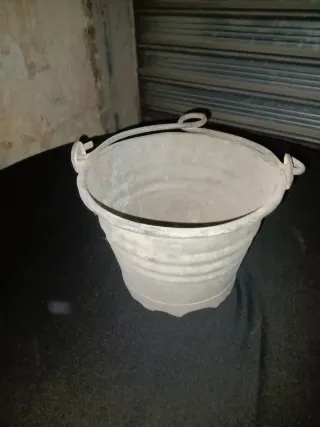 Secchiello antico in ferro per pozzo