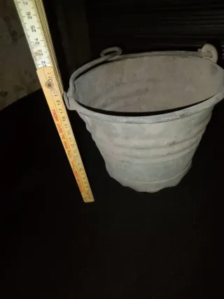 Secchiello antico in ferro per pozzo