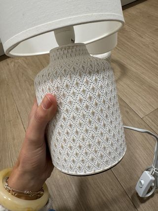 Lámpara de mesilla blanca