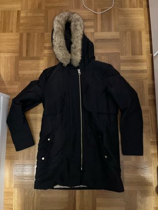 Abrigo negro con capucha y pelo