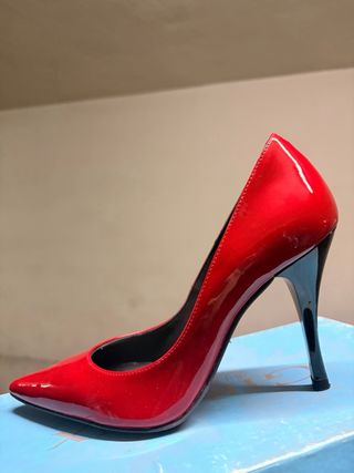 Zapatos de tacón rojos charol