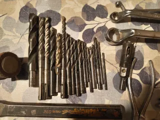 Taladro percutor BTI profesional con accesorios