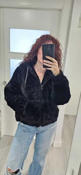 Abrigo de pelo negro