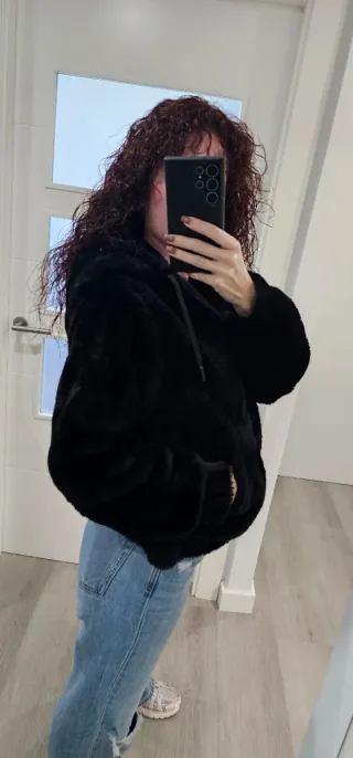 Abrigo de pelo negro