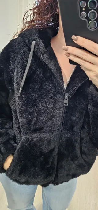 Abrigo de pelo negro