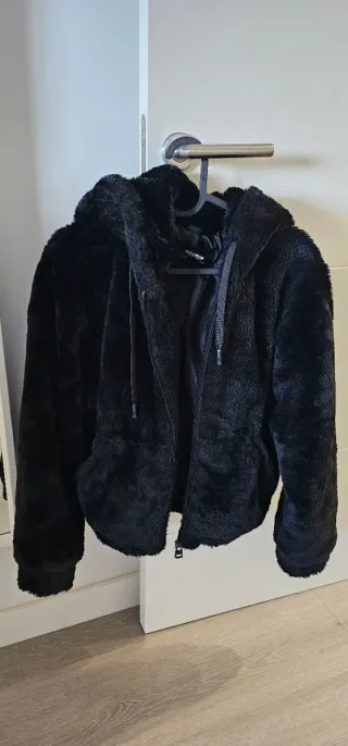 Abrigo de pelo negro