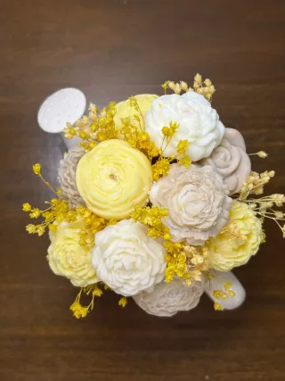 Innaffiatoio in gesso con fiori in cera profumat