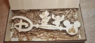 Cajita con llave magica nos vamos a Disney.. María