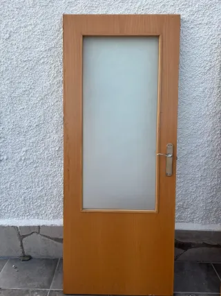 Puertas de madera maciza.