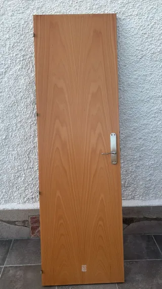 Puertas de madera maciza.