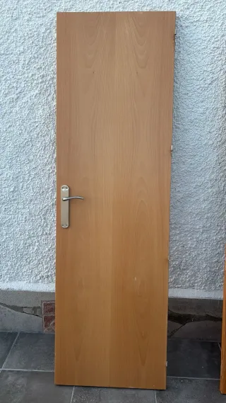 Puertas de madera maciza.