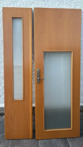 Puertas de madera maciza.