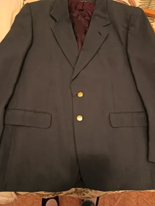 Americana de vestir azul con botones dorados