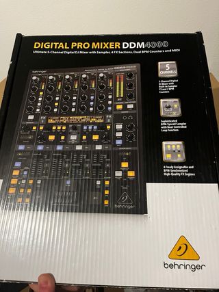 Mesa de mezclas Behringer DDM 4000
