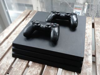 PS4 PRO + Dos Mandos