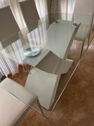 Mesa comedor cristal y sillas blancas
