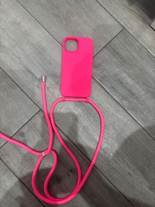 Funda iPhone 15 con cordón rosa