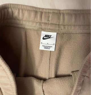 Conjunto deportivo Nike beige