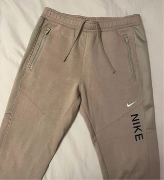 Conjunto deportivo Nike beige