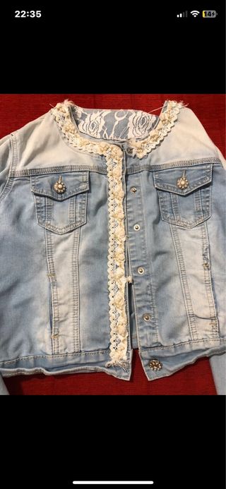 Chaqueta vaquera con encaje y perlas
