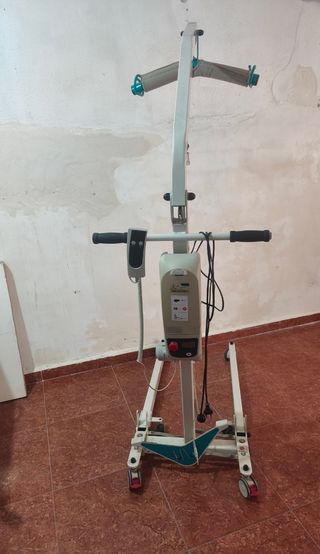 Silla de ruedas eléctrica plegable sin uso y Grúa.