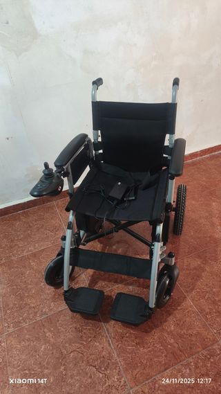 Silla de ruedas eléctrica plegable sin uso y Grúa.