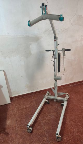 Silla de ruedas eléctrica plegable sin uso y Grúa.