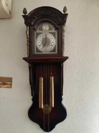 Reloj de pared antiguo de péndulo