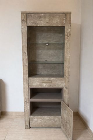 Vitrina de madera y cristal