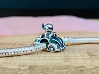 Charm | Stitch en Coche Estilo Vintage Disney