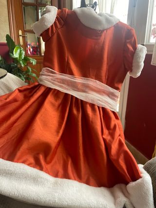 Vestido naranja niña con pelo