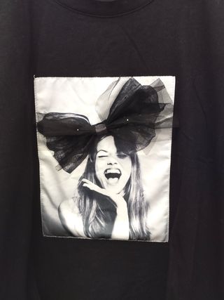 Camiseta negra con foto y lazo + Regalo