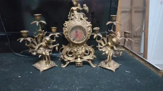 Conjunto Candelabros y Reloj Dorado
