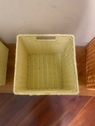 Cestas de mimbre amarillas para almacenaje