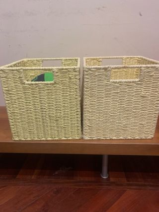 Cestas de mimbre amarillas para almacenaje