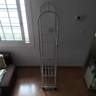 Burro de ropa blanco