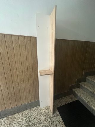 Estantería madera en buen estado.