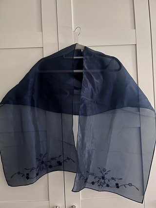 Vestido de fiesta azul noche con pashmina a juego