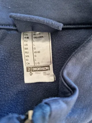 Jersey azul con cremallera y cuello alto