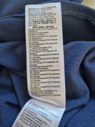 Jersey azul con cremallera y cuello alto