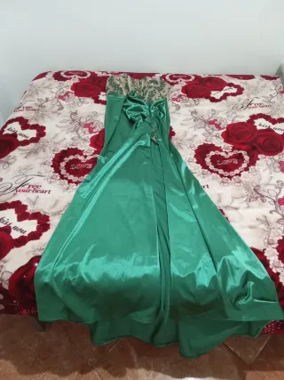 Vestido largo verde con detalles dorados