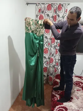 Vestido largo verde con detalles dorados