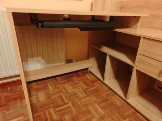 La mesa para ordenador, como nueva.