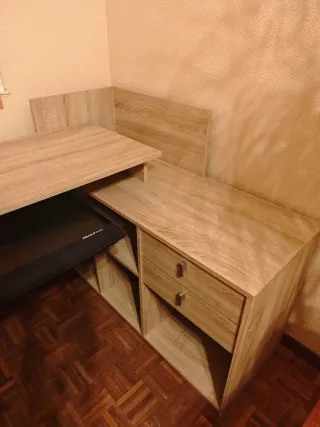 La mesa para ordenador, como nueva.